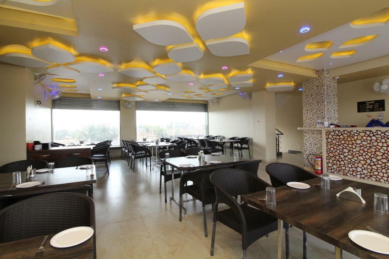 Oyo 37468 Nisha Lodging Hotel Solapur Exterior photo