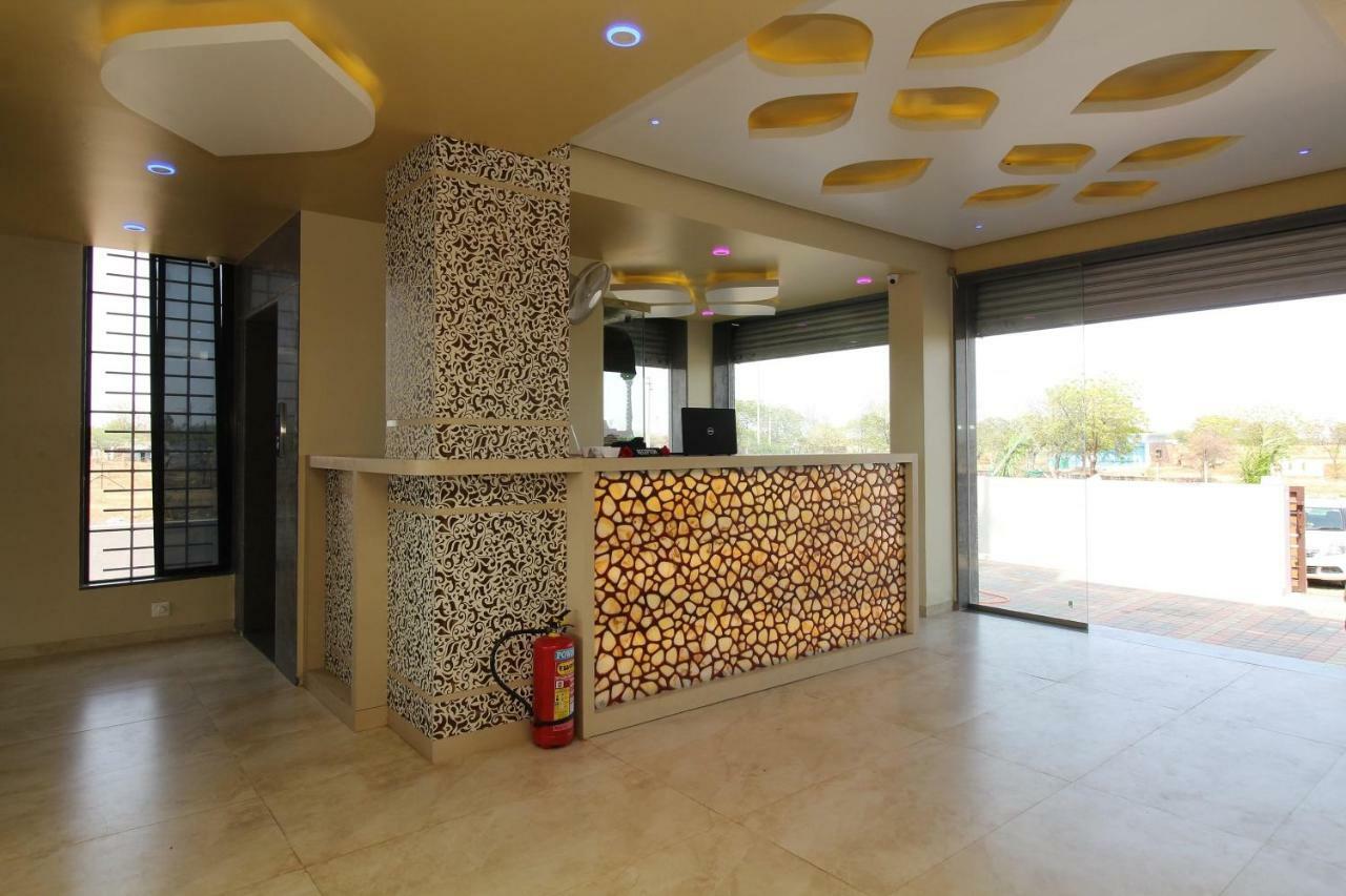 Oyo 37468 Nisha Lodging Hotel Solapur Exterior photo