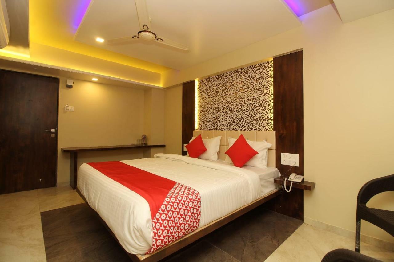 Oyo 37468 Nisha Lodging Hotel Solapur Exterior photo